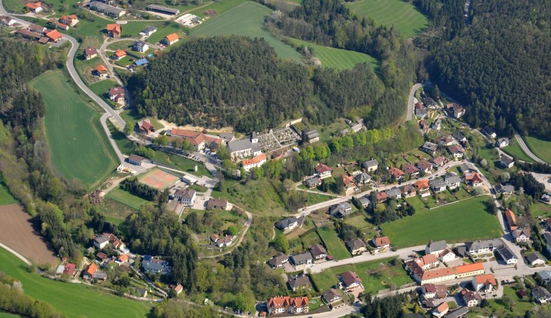 Das Ortszentrum von Bromberg mit Kirche, Pfarrhof und Gemeindeamt