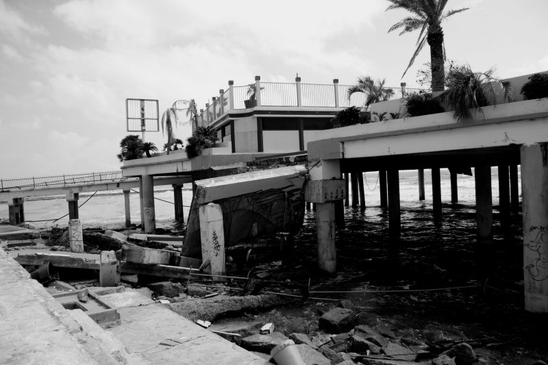 THE DRIVE ONTO THE PIER WHERE THE FLAGSHIP HOTEL IS LOCATED