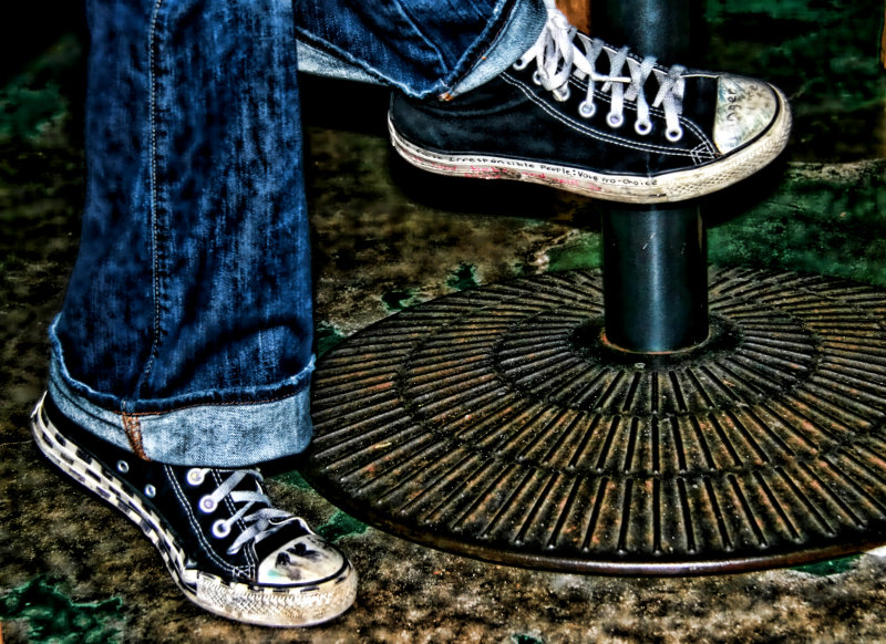 SNEAKER FEET