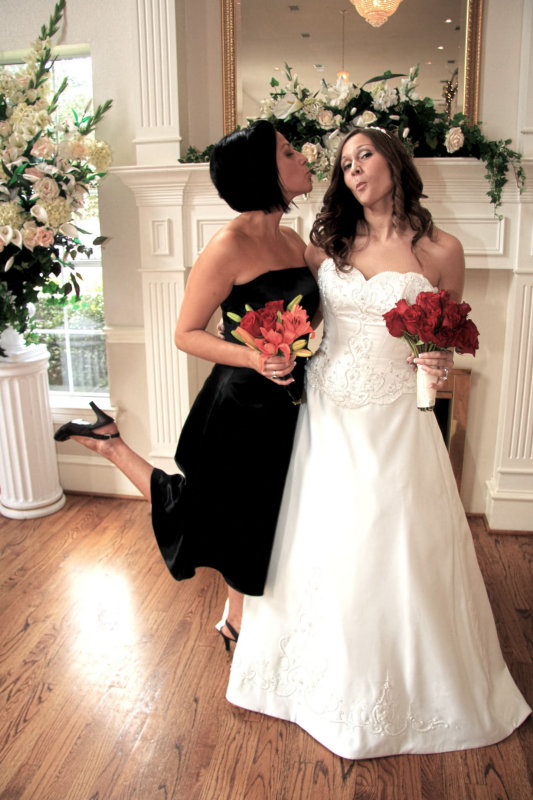 SISTERS KISS UP