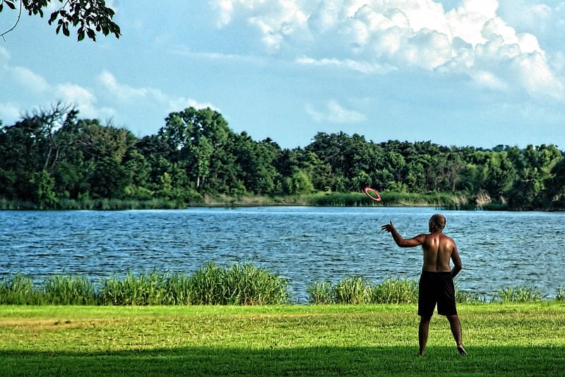 PLAYING FRISBEE WITH HIMSELF