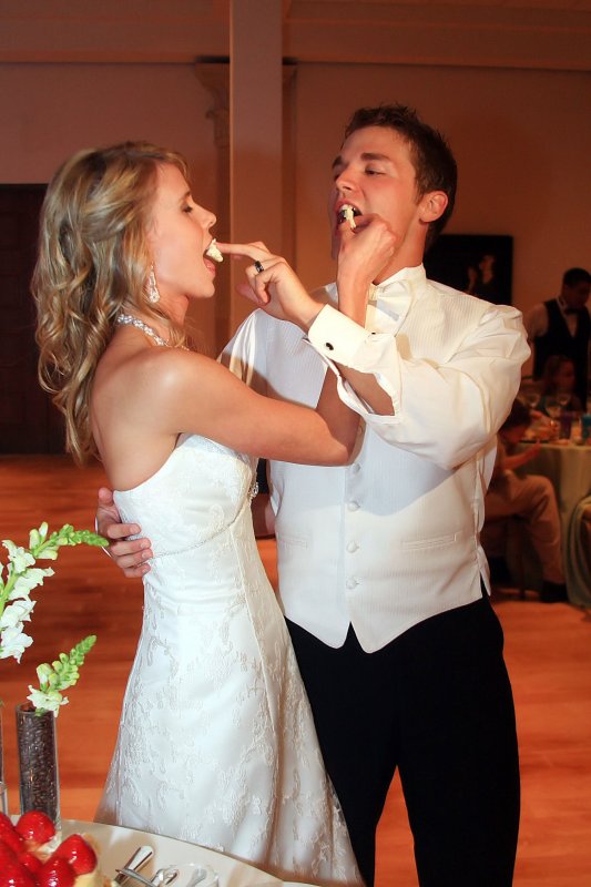 CAKE FEEDING