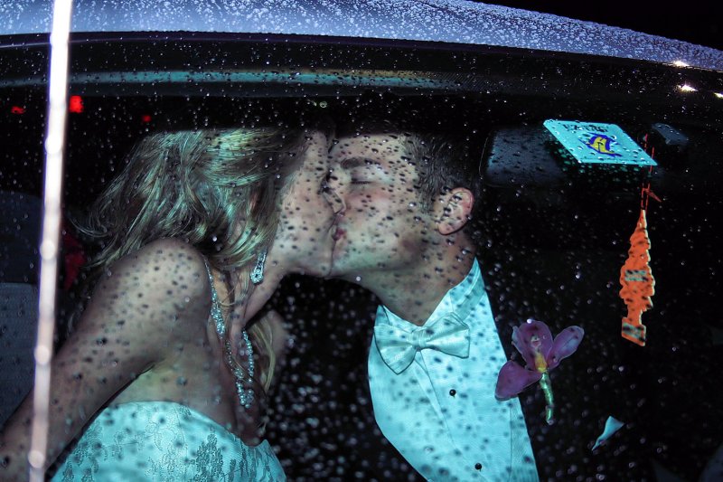 KISS IN THE CAR