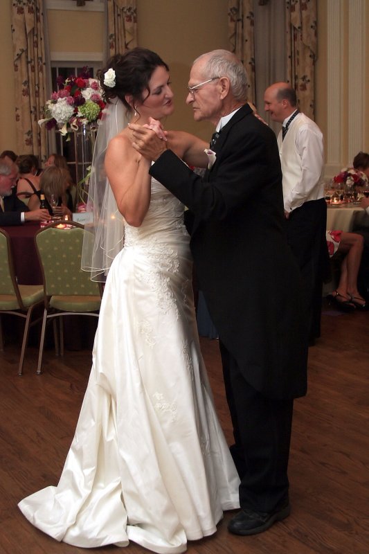 BRIDE DANCES WITH HER DAD