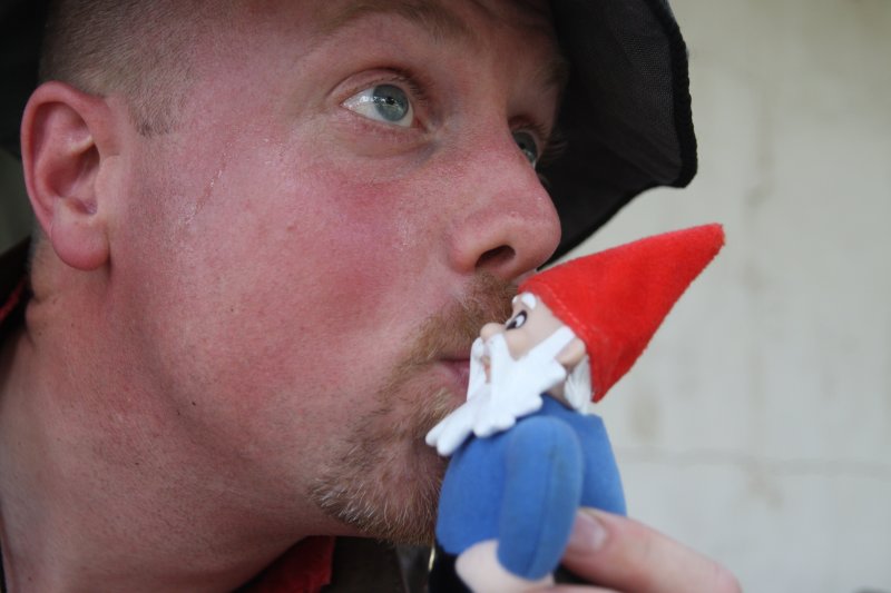 PBASER JASON ELLIS  KISSES HENRY THE GNOME