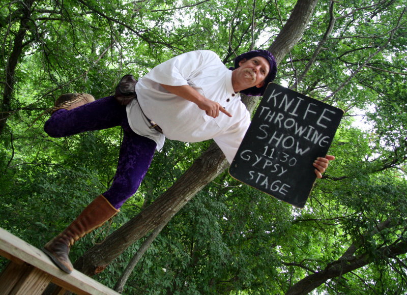 KNIFE THROWING CONTEST