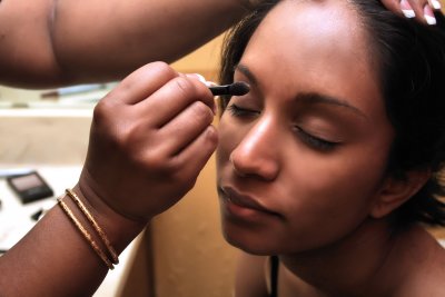 APPLYING THE MAKEUP