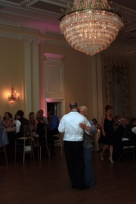 GROOM DANCES WITH HIS MOM