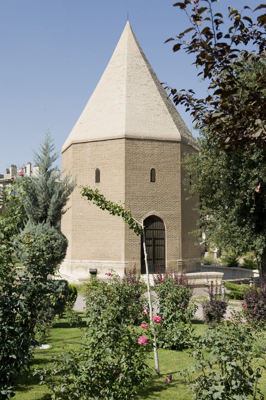 Konya Kesikbaş Türbesi 3962.jpg