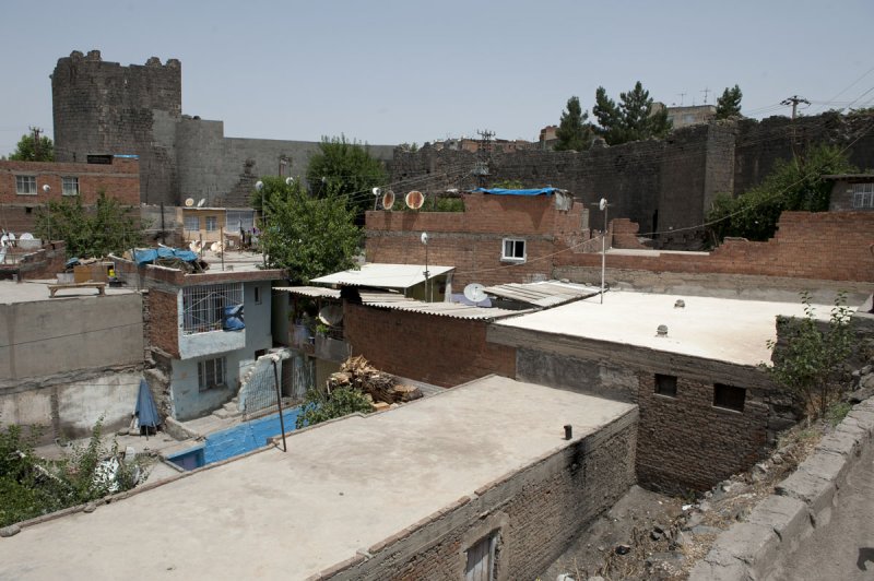 Diyarbakır Outside walls in 261th Street southwest of Urfa Kapı in 2010 7685.jpg
