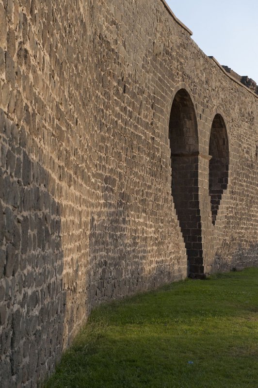 Diyarbakir east of Yedi Kardeş Burcu June 2010 8102.jpg