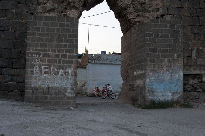 Diyarbakir view south from within the walls June 2010 8125.jpg