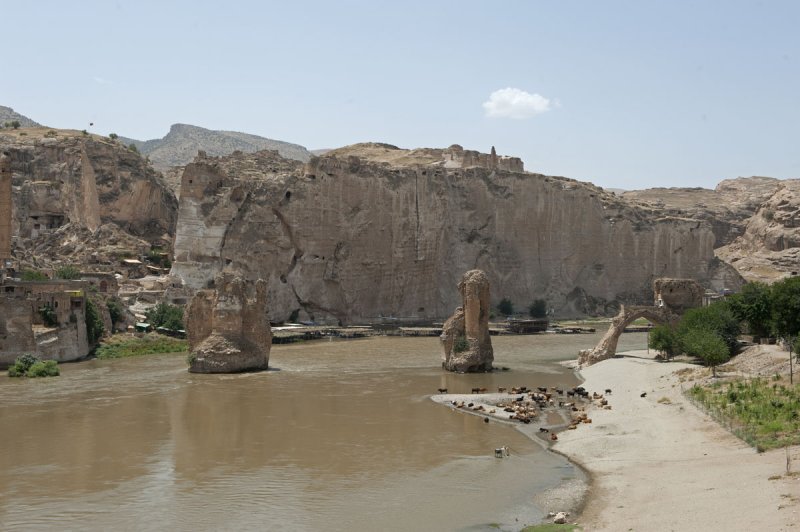 Hasankeyf June 2010 8275.jpg