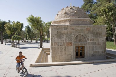 Konya Işak Paşa mausoleum 3752.jpg