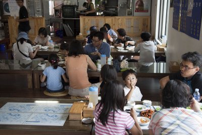 typical korean restaurant