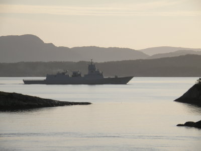 F-311 KNM Roald Amundsen in Hjeltefjorden