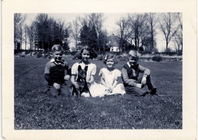1939 Lakeview Park. John Paul, Mary Jean, Naomi, Ann, and Donald Dale