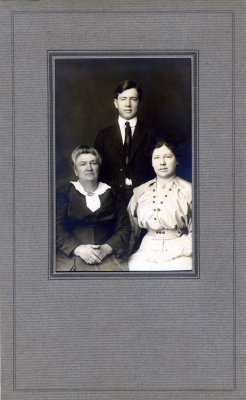 Margaret Sutherland Grandma,Jean Price Mother, John M Price 1916.jpg