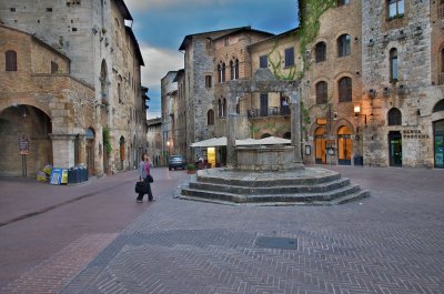 Piazza Cisterna before the crowds