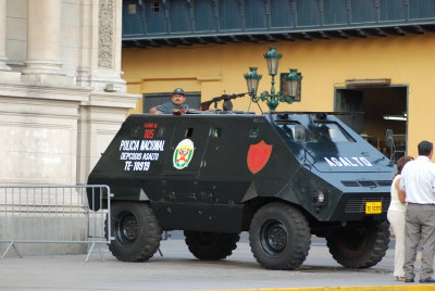 Plaza de Armas, Lima, Peru. Can anybody ID the rifle. Belt felt from a drum. Looks like 5.56x45.