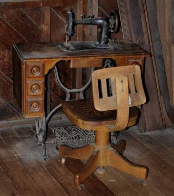 Singer Sewing Upright - with Peddle