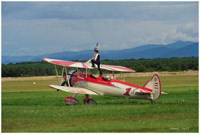 PT 17 et flying woman