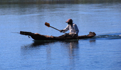 DSC_2059 Fisherman in bark canoe. Chcamba Dam Mozambique.JPG