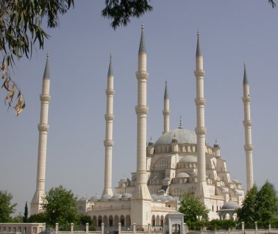 Den vackra Sabancimoskén i Adana
