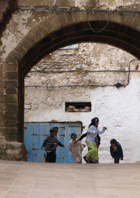 Kids playing under arch 1.jpg