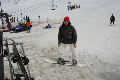 Helô fazendo snowboard