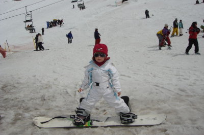 Mari fazendo snowboard