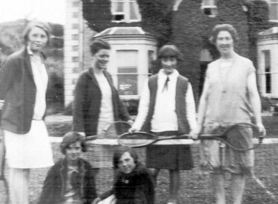 1930 Alethea (far left), Virgy (front right) and friends