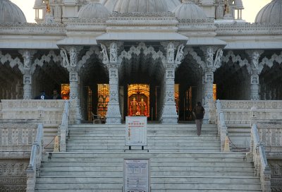 Day 29 ~ Gateway for Murti Darshan