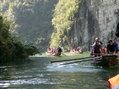 Excursion down the Shennong stream by boat