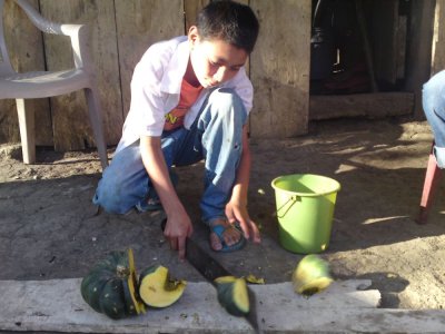 Jason (12) cutting the pumpkin / ayote