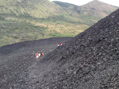 Climbing Cerro Negro (active) vulcano