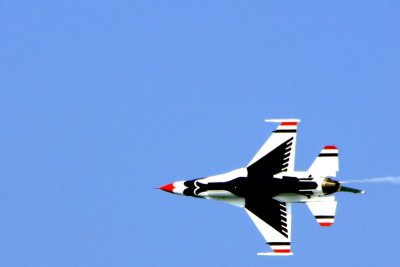 Chicago Air and Water Show 2009 - U.S. Air Force Thunderbirds - F-16 showoff