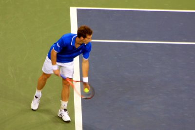 Murray prepares to serve, 2009 US Open, New York City