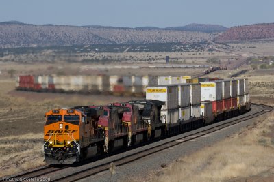 BNSF 7505 EB BNSF 1087 WB @ Seligman -3633.jpg