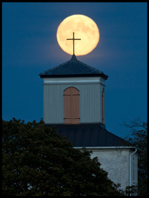 Moonrise over s Church (s Kyrka)