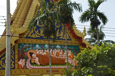 This temple is right downtown, facing the Mekong
