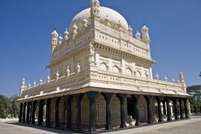 India sure is big on tombs.