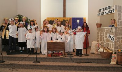 CR2_3483 Practicing for the Christmas play ...