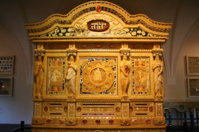 Amber cabinet