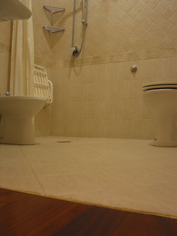 Hotel shower, no sill