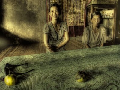 Daughter(L) father killed in Vietnam War; this house 150 yrs old_South Vietnam