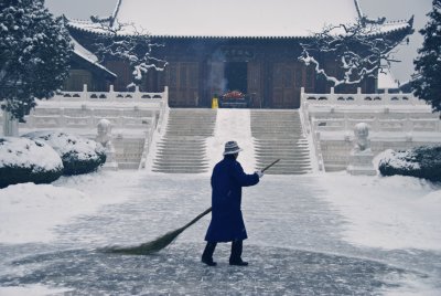 sweeping in the cold guangzhou_china.jpg