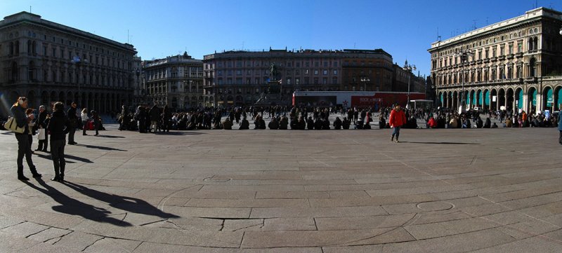 Afternoon on the piazza del Duomo<br/> .. B1211_2(2)a