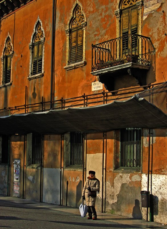 Waiting for the bus on stradone San Fermo .. 2535