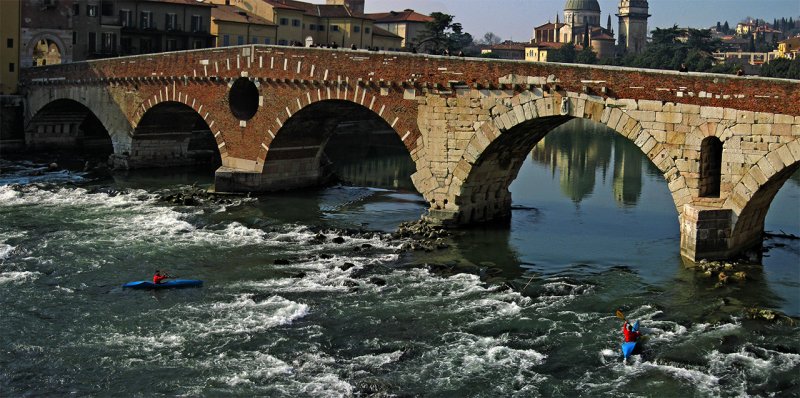 Kayaking over rapids of the Adige<br/> .. 2555_6cr